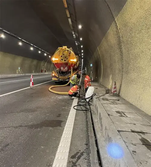 玉泉隧道排水渠清淤